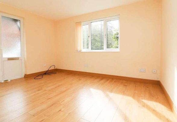 William Tarver Close, Warwick, CV34 - Photo 1