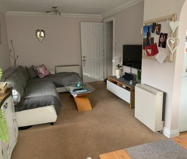 2 Bed Flat, Streatham, SW16 - Photo 2