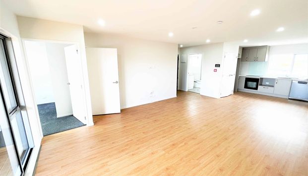 Modern Two-Storey Penthouse Apartment - Prime Manurewa Location - Photo 1