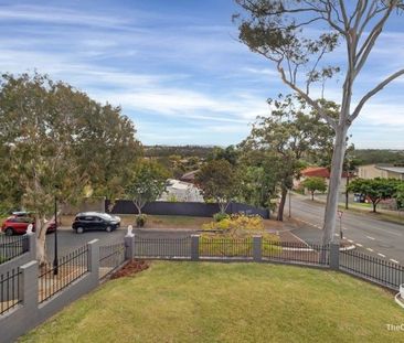 Family home with 6 cars - Photo 4