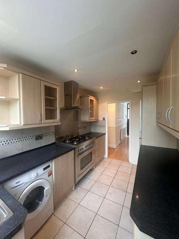 Ashburton Avenue Ilford, IG3 - Photo 3