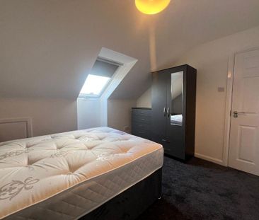 1 bedroom in a flat share to rent - Photo 3