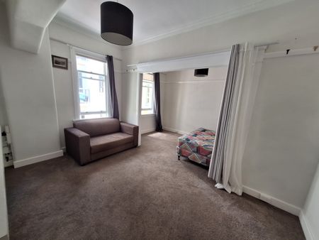 Retro in The Brooklyn - Photo 5