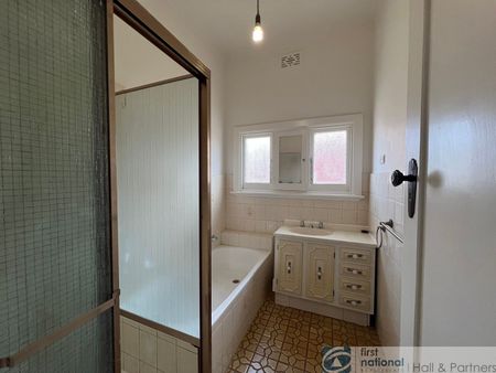 Prime Location! - Photo 3