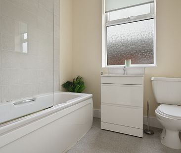 Spacious 5 bedroom property - Photo 2