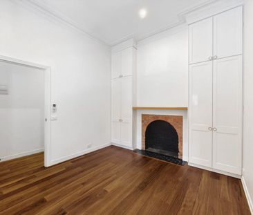 Architectural brilliance in a sublime location - Photo 2