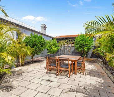 Quiet 2x1 townhouse with TWO courtyards + lush communal garden - Photo 5