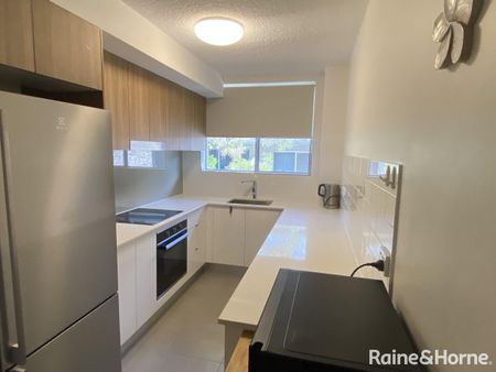 Beautifully Furnished Unit - Close to UQ! - Photo 2