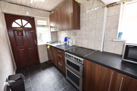 3 bedroom House in Walmsley Road, Leeds - Photo 5