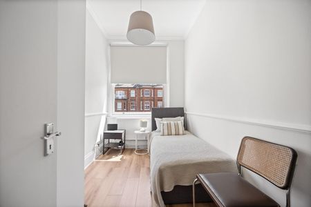 Adamson Road, Belsize Park, London - Photo 2