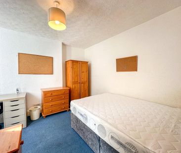 3 bedroom end of terrace house to rent - Photo 3