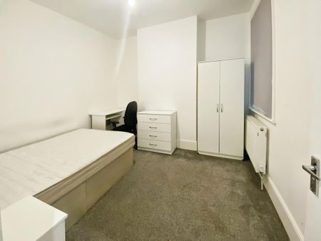 4 bedroom terraced house to rent - Photo 2