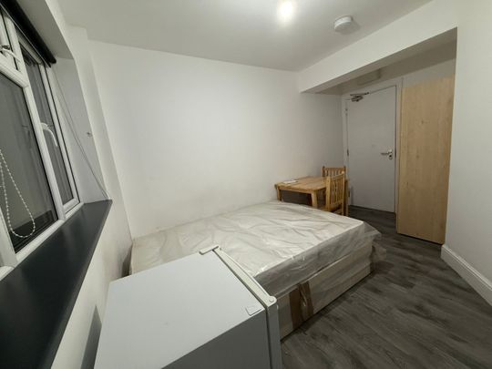 Studio Flat, High Road, IG1 - Photo 1