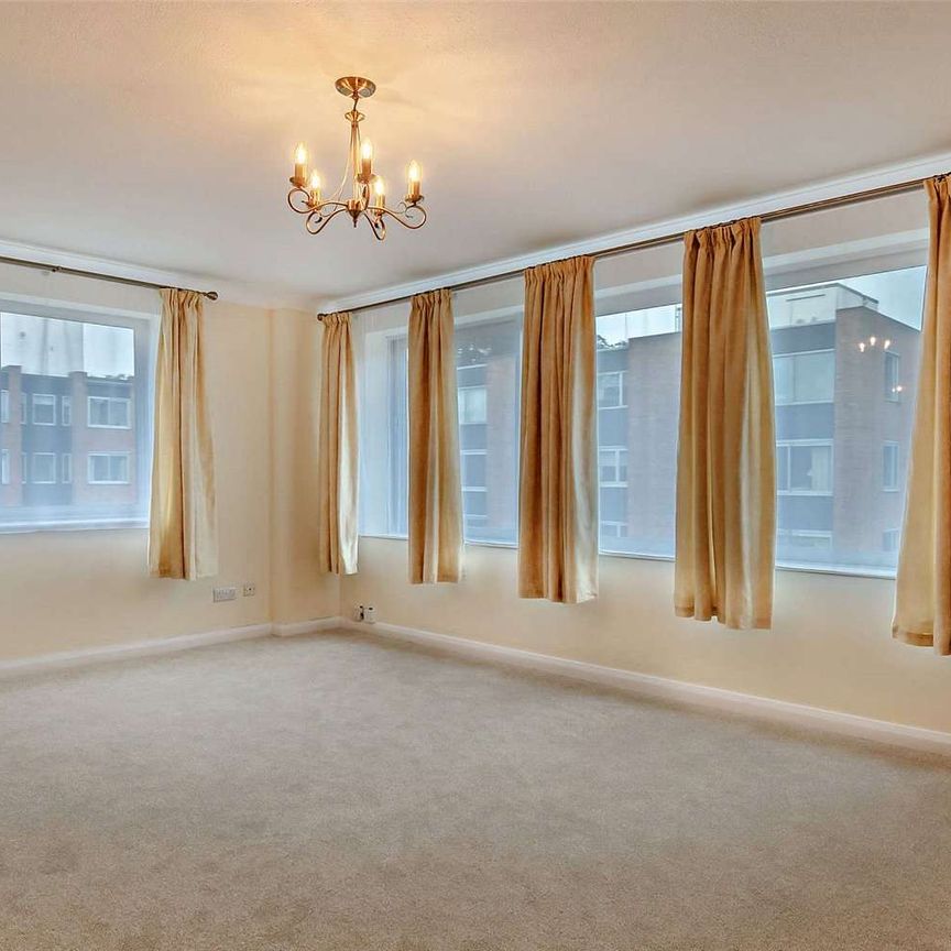 A third floor three bedroom apartment off Grange Road. - Photo 1