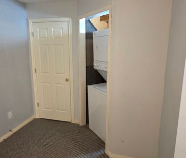 Lower 3 bedroom 2 bath unit - Photo 2