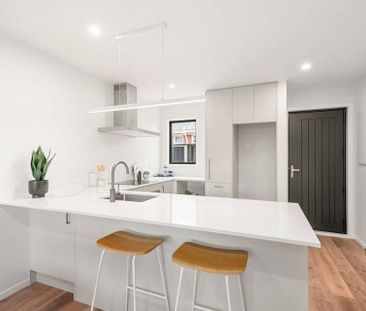 Brand new stylish house with great location - Photo 3