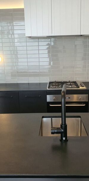 Unfurnished, Ground Floor 2 Bedroom Apartment - walk to schools, bars/cafes, public transport and the Brisbane River - Photo 1