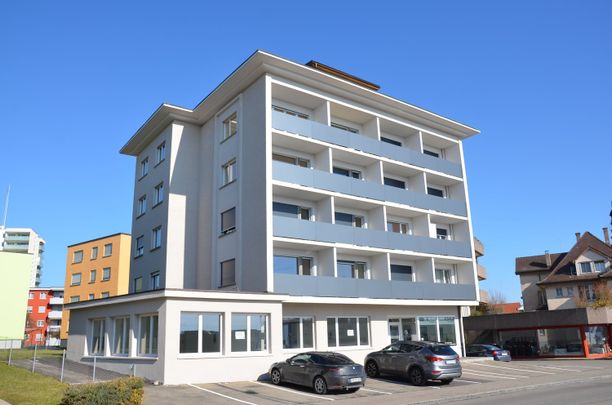 "moderne 1.5-Zimmer-Wohnung mit Balkon und Lift im Haus an zentraler Lage" - Photo 1