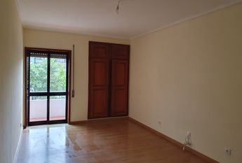 Apartamento T3 situado na zona residencial da Forca, em Aveiro.