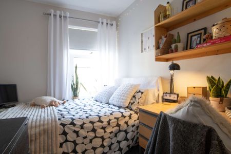 Modern 6-bedroom Coburn Street house - Photo 2