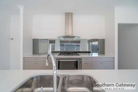 SPACIOUS FAMILY HOME PACKED WITH FEATURES!! - Photo 3