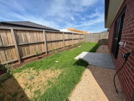 “Near New with 3 Stunning Bathrooms.” - Photo 2