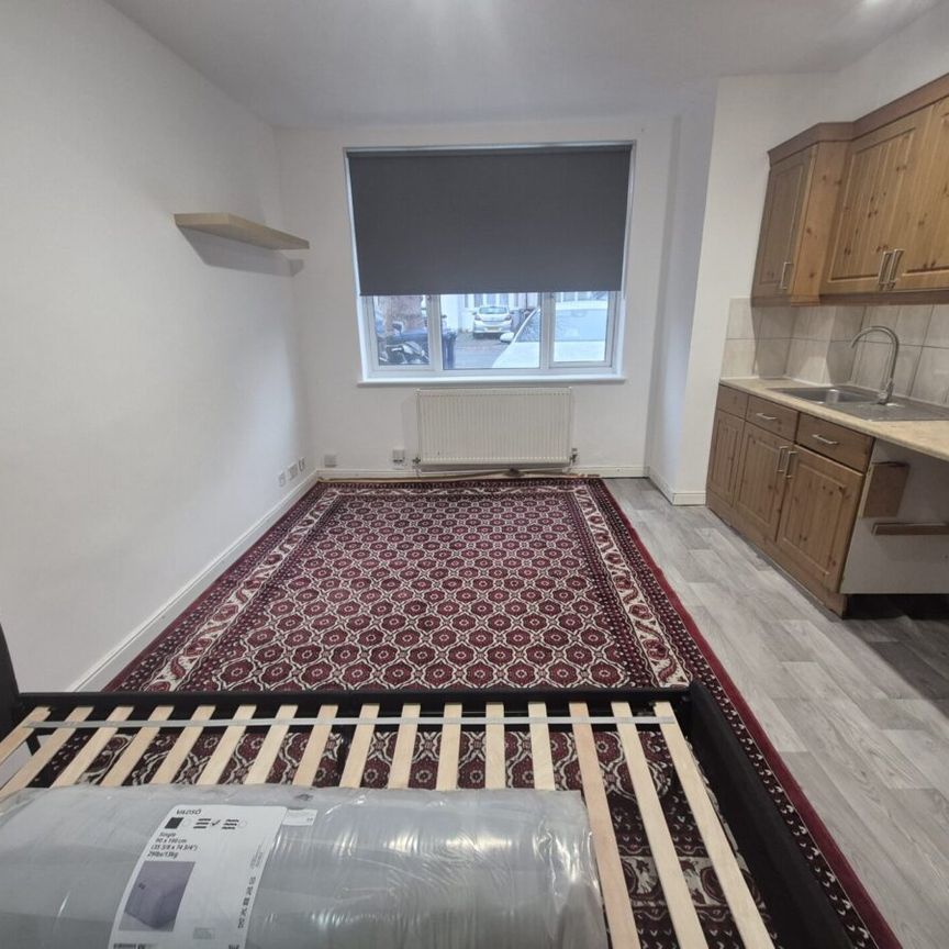 London, NW10 - Photo 1