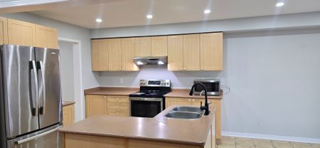 For Lease - 4 Fandor Way, Brampton, Ontario - Photo 4