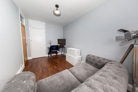3 bedroom flat to rent - Photo 4