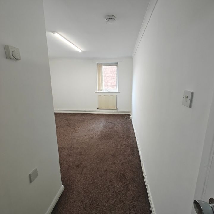 1 Bed Flat, Tyrell Court, SO18 - Photo 1