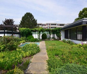 Stilvoller, großer Bungalow mit Garten, Keller und Garage. - Photo 2