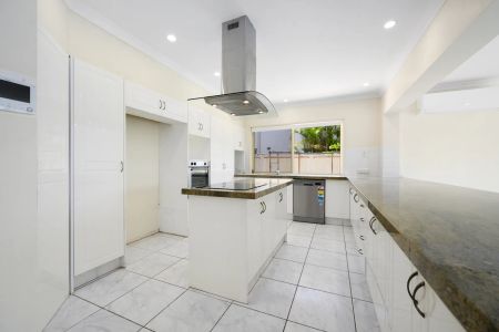 Large 5-Bedroom Waterfront Home in a gated community, in Helensvale ! - Photo 5