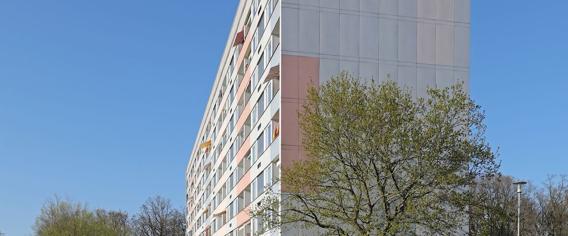 Hell gefliestes Badezimmer mit schwellenarmer Dusche // 3.OG rechts - Photo 1