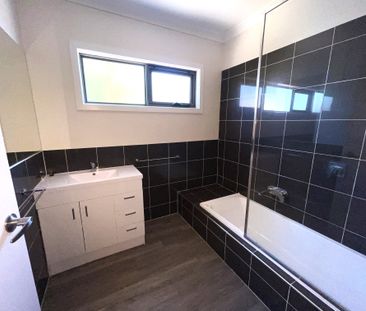 Three bedroom Townhouse - Photo 3