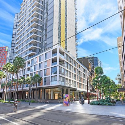 Executive 2 Bedroom Furnished Apartment in "Darling Square" - Photo 1