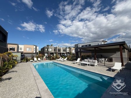A new home with swiming pool & BBQ, 100m from Nudgee Railway Station! Easy access to rail, shopping, parks, & airport! - Photo 5
