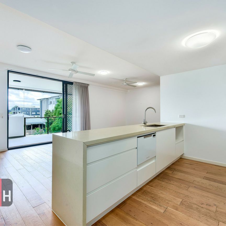 LOW MAINTENANCE LIVING - 2 CAR SPACES & LIFT ACCESS TO UNIT ! - Photo 1