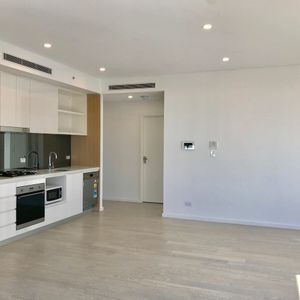 NEAR NEW-BRIGHT 2BED-TIMBER FLOORS-LARGE UNDERCOVER BALCONY-WALK TRAIN STATION - Photo 3