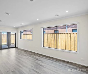 “IMPRESSIVE RIVERWALK RESIDENCE WITH QUALITY FEATURES THROUGHOUT” - Photo 5