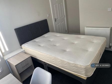 1 bedroom in a house share to rent - Photo 5