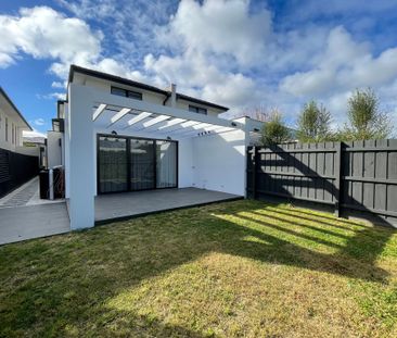 Beautifully Presented 4 Bedroom Contemporary Townhouse - Photo 2