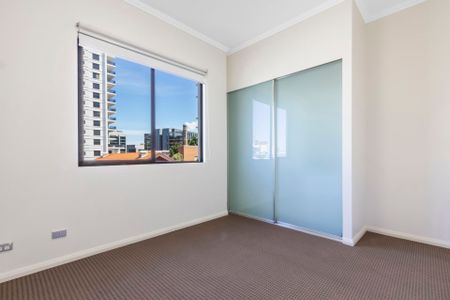 One Bedroom Apartment in Ultra Convenient Location - Photo 4