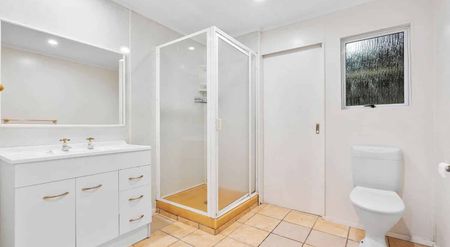 Family Home in a Quiet Cul-de-sac - Photo 3