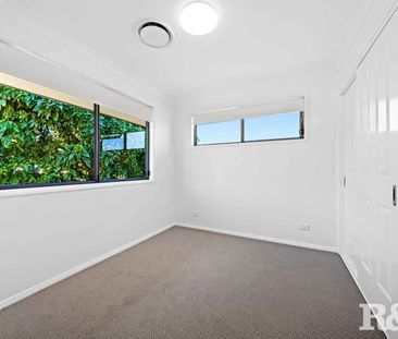 Spacious Townhouse - Photo 1