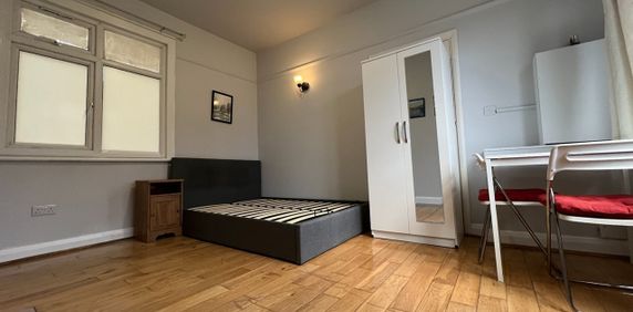 Studio Flat, Ethelbert Gardens, IG2 - Photo 2