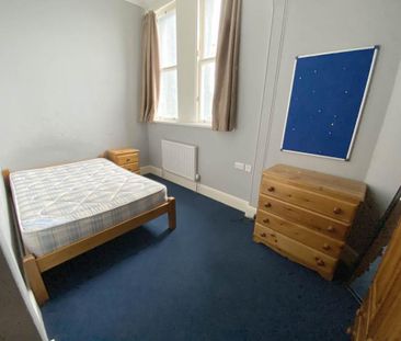 3 bedroom flat to rent - Photo 3