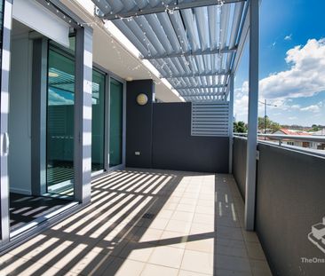 One-Bedroom Living, Oversized Terrace – A Rare Find! - Photo 6