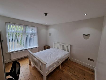 4 bedroom semi-detached house to rent - Photo 5