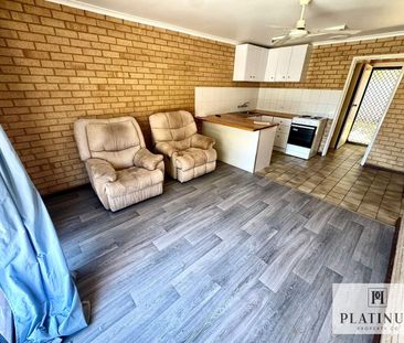 Stylish Renovated 2 Bedroom Unit – Low Maintenance Living - Photo 1