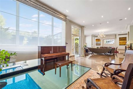 An exceptional double fronted family home backing onto the London Wetlands. - Photo 2